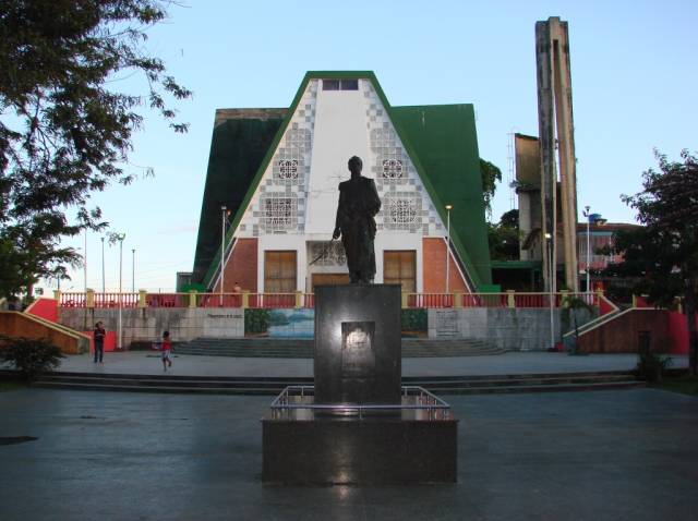 2. Plaza Bolívar, iglesia NS del Pilar
