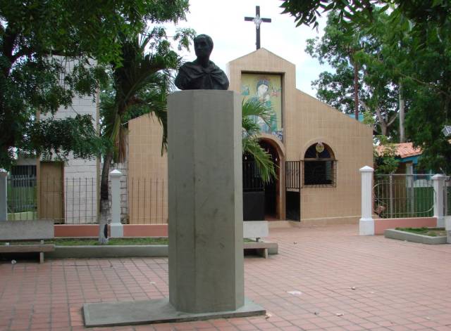 3. Plaza Bolívar e iglesia