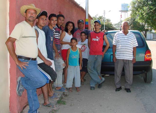 5. Pedro José Graterol (derecha) y otros pobladores